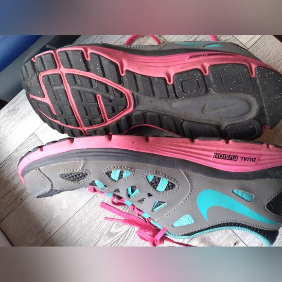 Girls Nike shoes - Picture 2 of 4